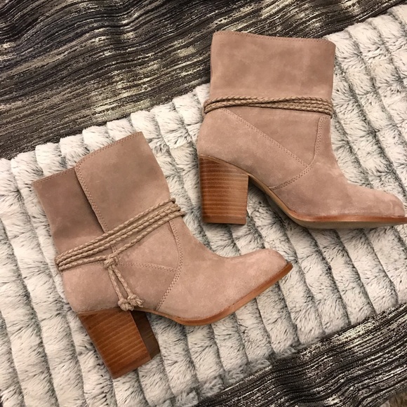 Splendid Shoes - NWOT—-Gorgeous Splendid women’s taupe boots